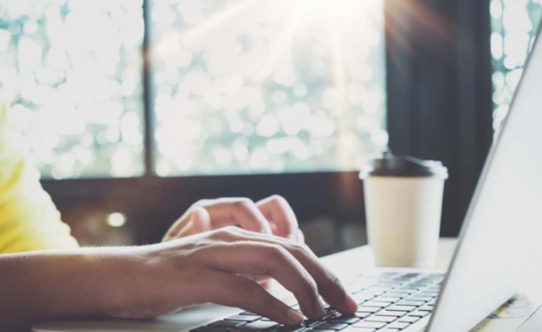 Účastník webinára sleduje živý prenos na laptope v domácom prostredí
