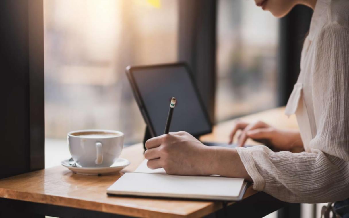 Tím Maqekau počas živého webinára