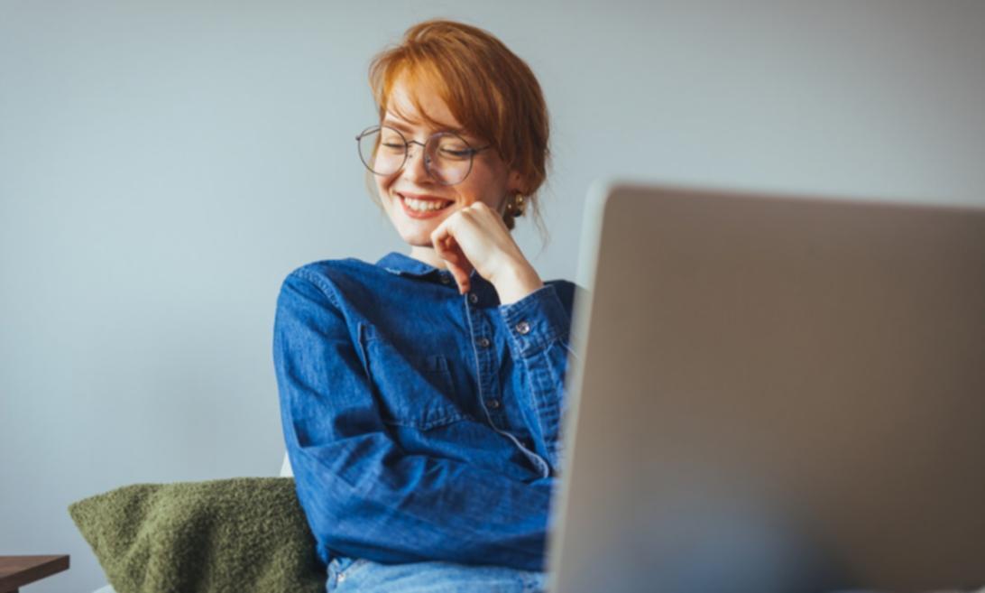 Tím Maqekau počas prípravy webinárového programu